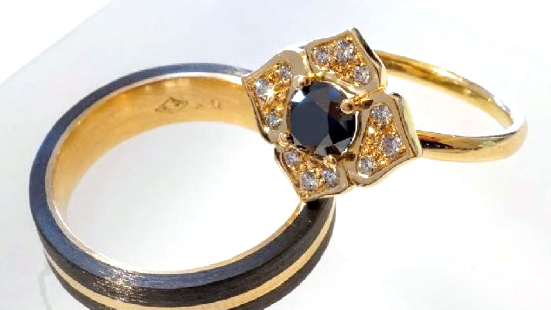 Ein Trauringe mit Carbon und einem schwarzen Diamanten von Spitzbarth Juwelier
