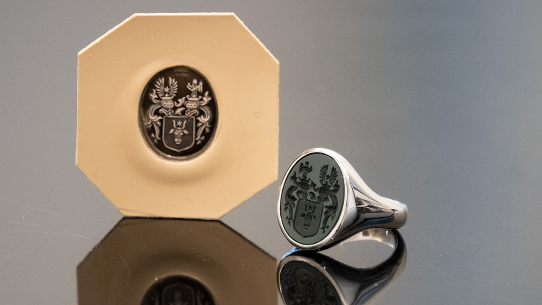 Ein Siegelring, Weissgold mit Jaspis von Spitzbarth Juwelier