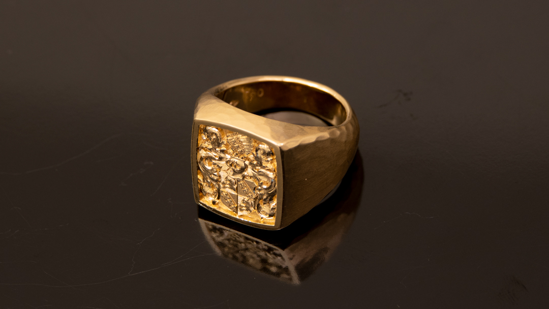 Ein Wappenring antik gehämmert von Spitzbarth Juwelier