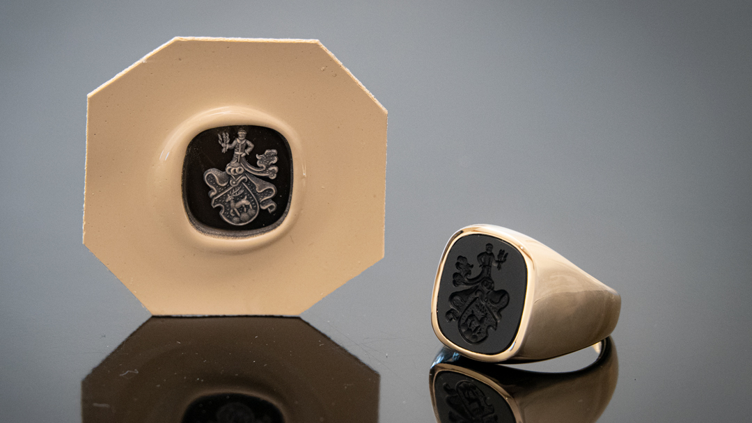 Ein Siegelring mit Onyx zum Siegeln von Spitzbarth Juwelier